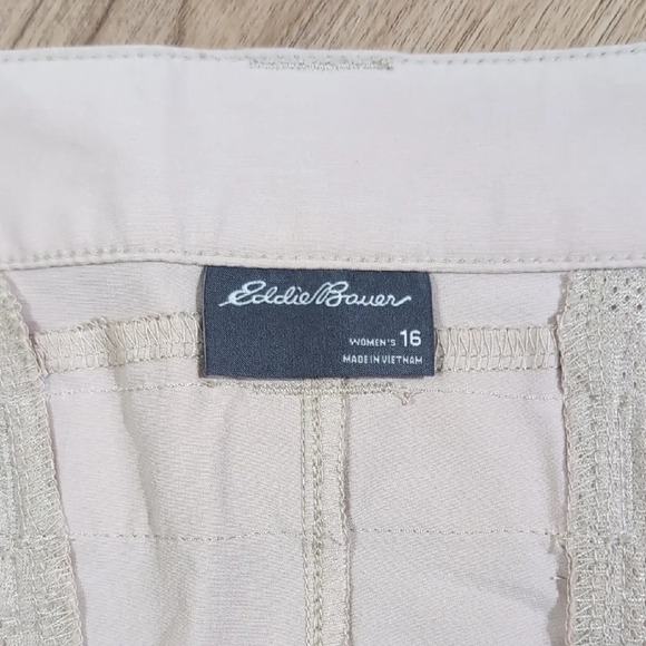 Eddie Bauer Cream Cargo Shorts with Tailored Style and Subtle Texture - Picture 2 of 7